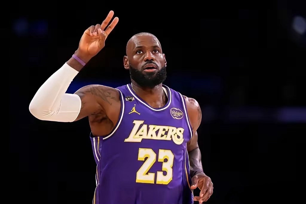 不知道是媒体还是詹姆斯粉丝说詹姆斯是历史上唯一一个能两次单核夺冠的球员，给出的标