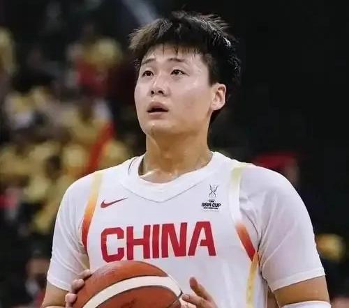 后卫线承压接连失势，球迷集体呼唤赵睿驰援
 
本场热身赛当中，中国男篮的后卫线在