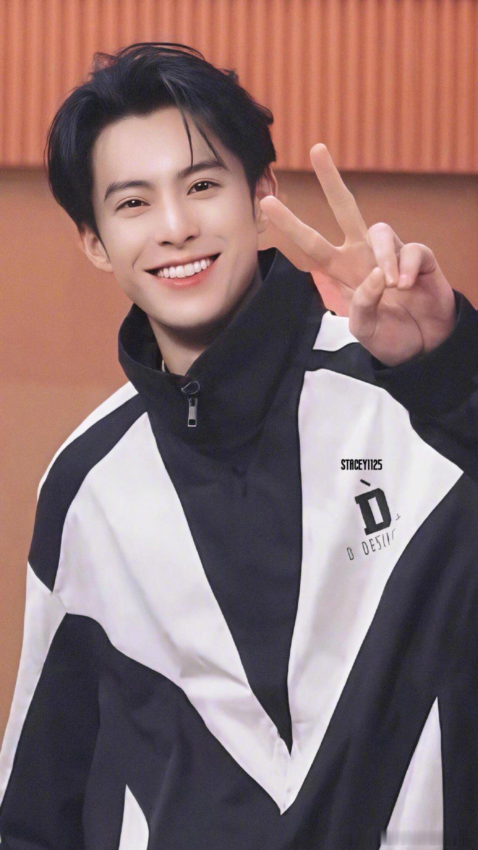 王鹤棣上节目像回家了一样在好六完全不端着，听到自己的歌秒变小迷弟，互动自然到像和