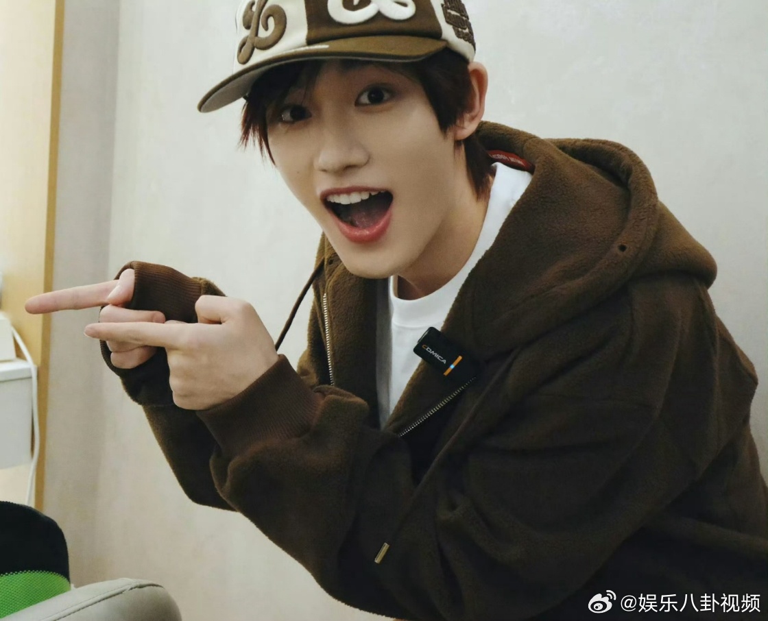 水灵灵嗑糖现场，甜度严重超标！速来围观！丁程鑫就这样水灵灵嗑上了你好星期六