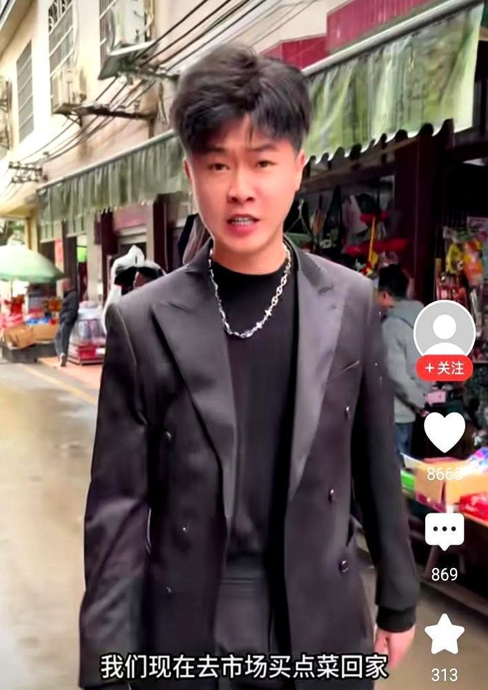 网红许华升又演砸了？掏一沓钱买西红柿，评论区却刷屏骂他把观众当傻子。
 
视频里