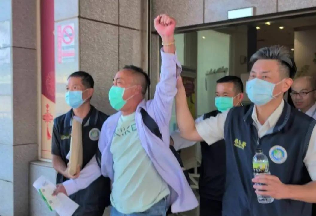 民进党当局已经是达到穷途末路，末日来临。在台湾又怕统派人士去大陆搞活动，又怕大陆