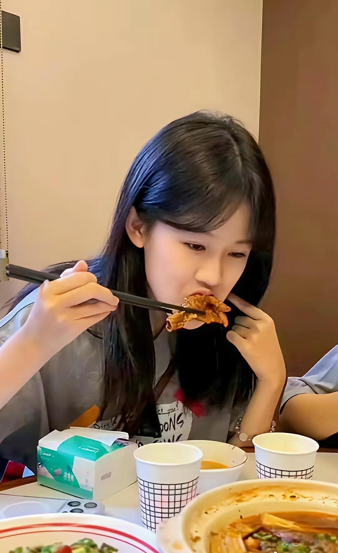 陆毅鲍蕾养娃太绝！贝儿长大颜值一路飙升～ ​​​