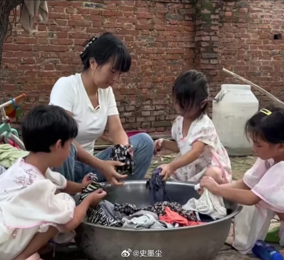 生育几个孩子都要被人指指点点，我不知道是人的问题还是社会的问题？ 