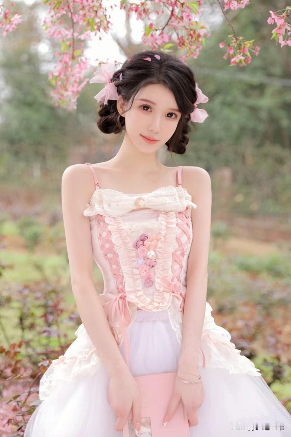 站在樱花树下，看着娇弱的花朵在风里轻轻摇曳，
我感觉心里有些东西在慢慢融化。
那