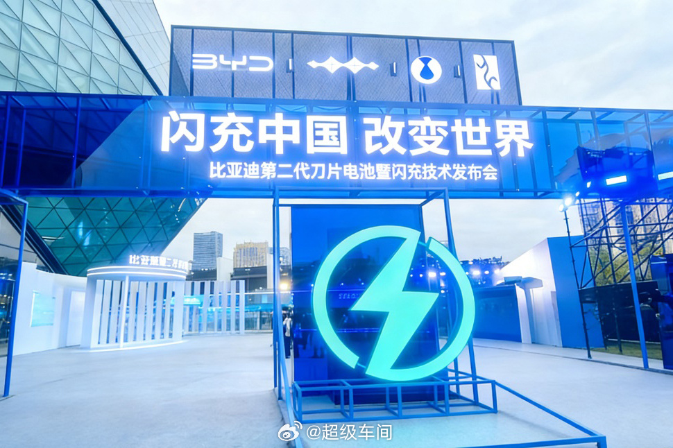 根据宁德时代财报显示：2025 年 722 亿净利润，同比增长42%👍比亚迪也