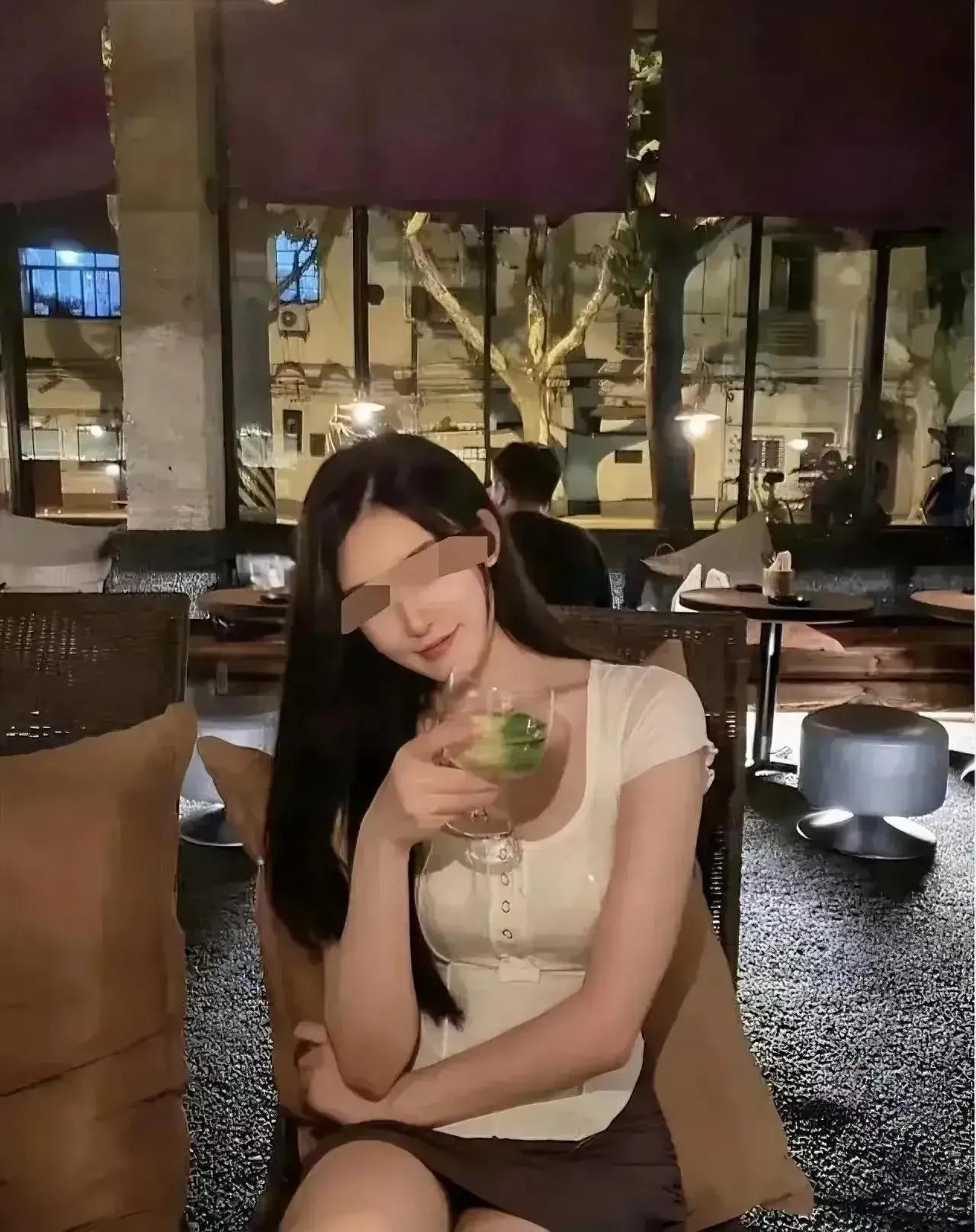 不嫖娼，为什么开房？一则新闻在网络上引起了广泛关注，一个男子因为与酒吧女子开房，