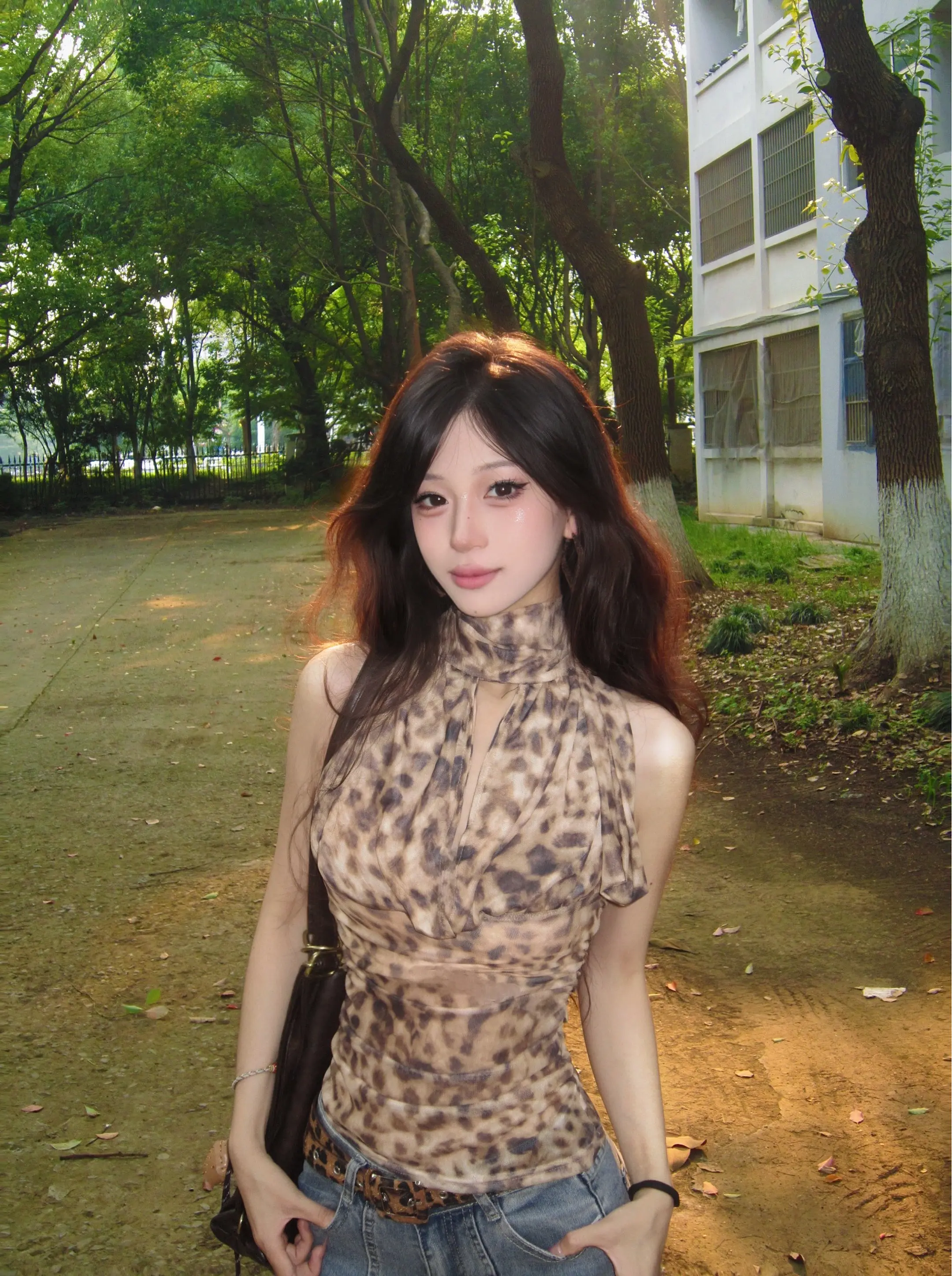 轻松绷住 实则不然。