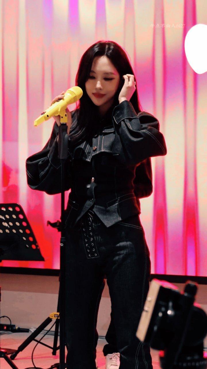 王霏霏舞台太A了 被王霏霏《眉飞色舞》直拍惊艳到！舞台上的她气场全开，舞蹈动作张