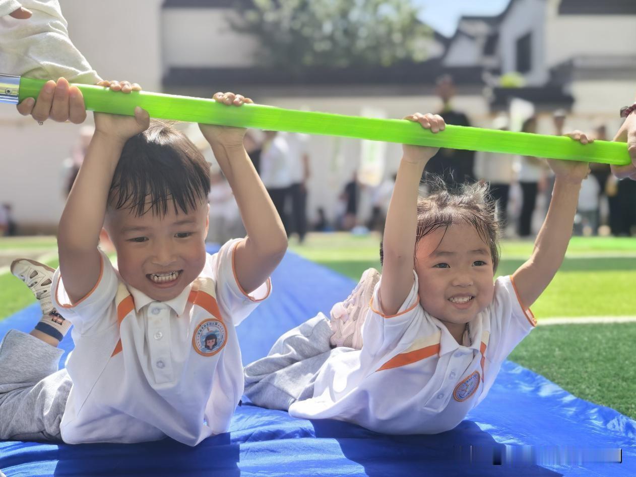 万柏林区西岸社区：趣味亲子运动会 暖心陪伴共成长
 
6月2日，万柏林区长风西街