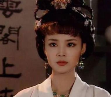 公元710年7月，李显叫上官婉儿来侍寝，俩人折腾完，上官婉儿靠在他的胸膛之上，轻