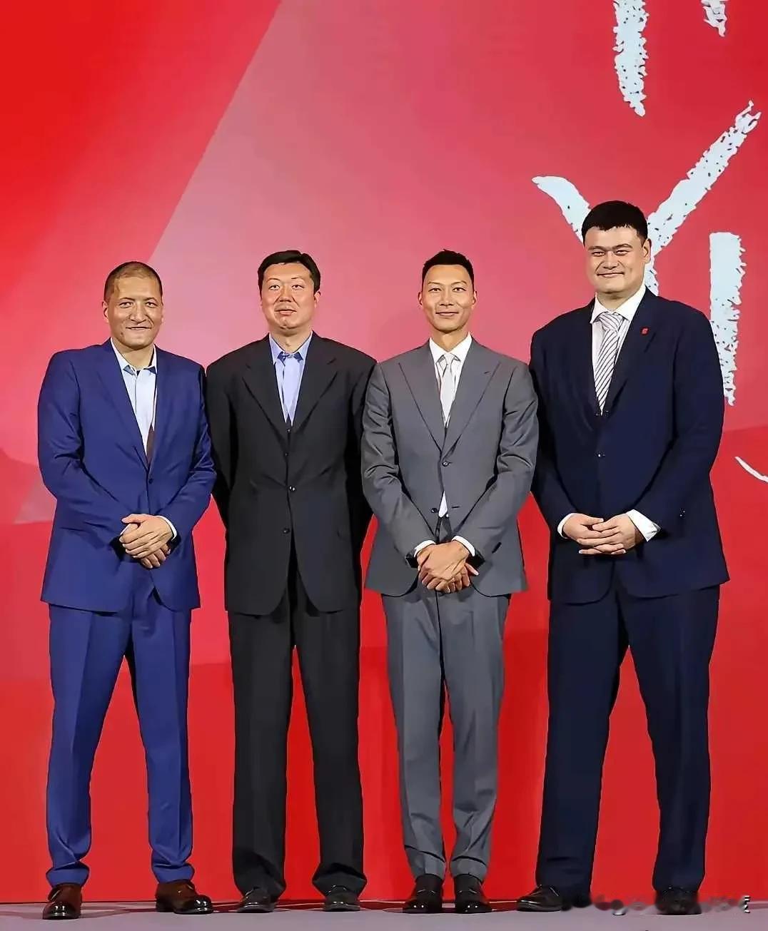 他们几个站在一起就叫“移动长城”，以他们几个组成的国家队是中国篮球真正巅峰，
可