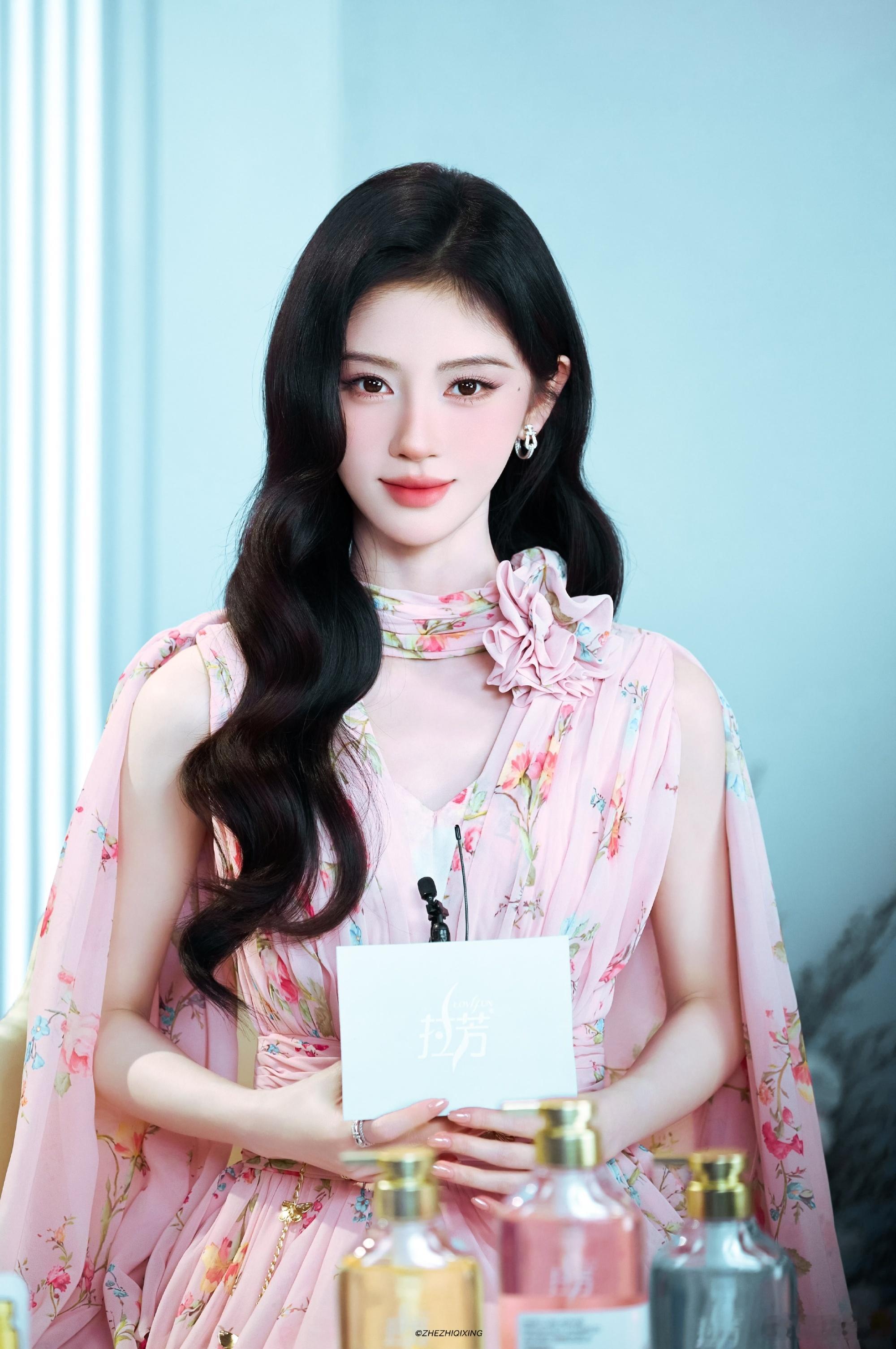 鞠婧祎苏绿夏鞠婧祎万花世界 ᨳ⁺˳⋆. 放根逗猫棒在这 愿者上钩𐃆 ·̩͙ ₊