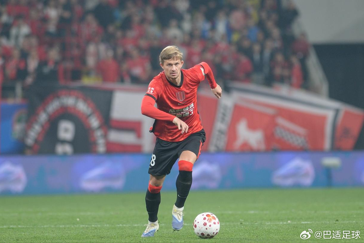 从截至目前的表现来看，索罗金除了几脚精准长传之外，并没有看出欧冠级后卫的本事，与