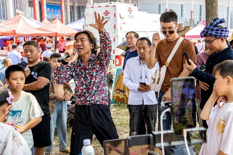 直播爆火给呆呆带来的影响喜忧参半。好的方面是，粉丝数飙升至超190万，视频广告报