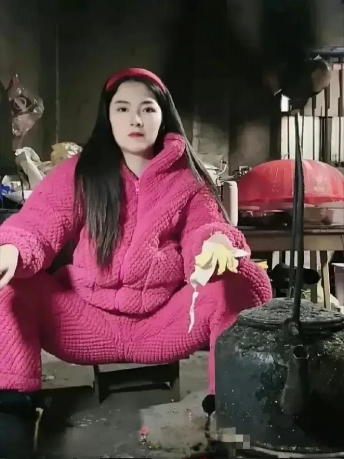 我时候如果像画面的坐姿，我的妈妈、奶奶都同时骂，我当时不明白什么意思。长大了，我