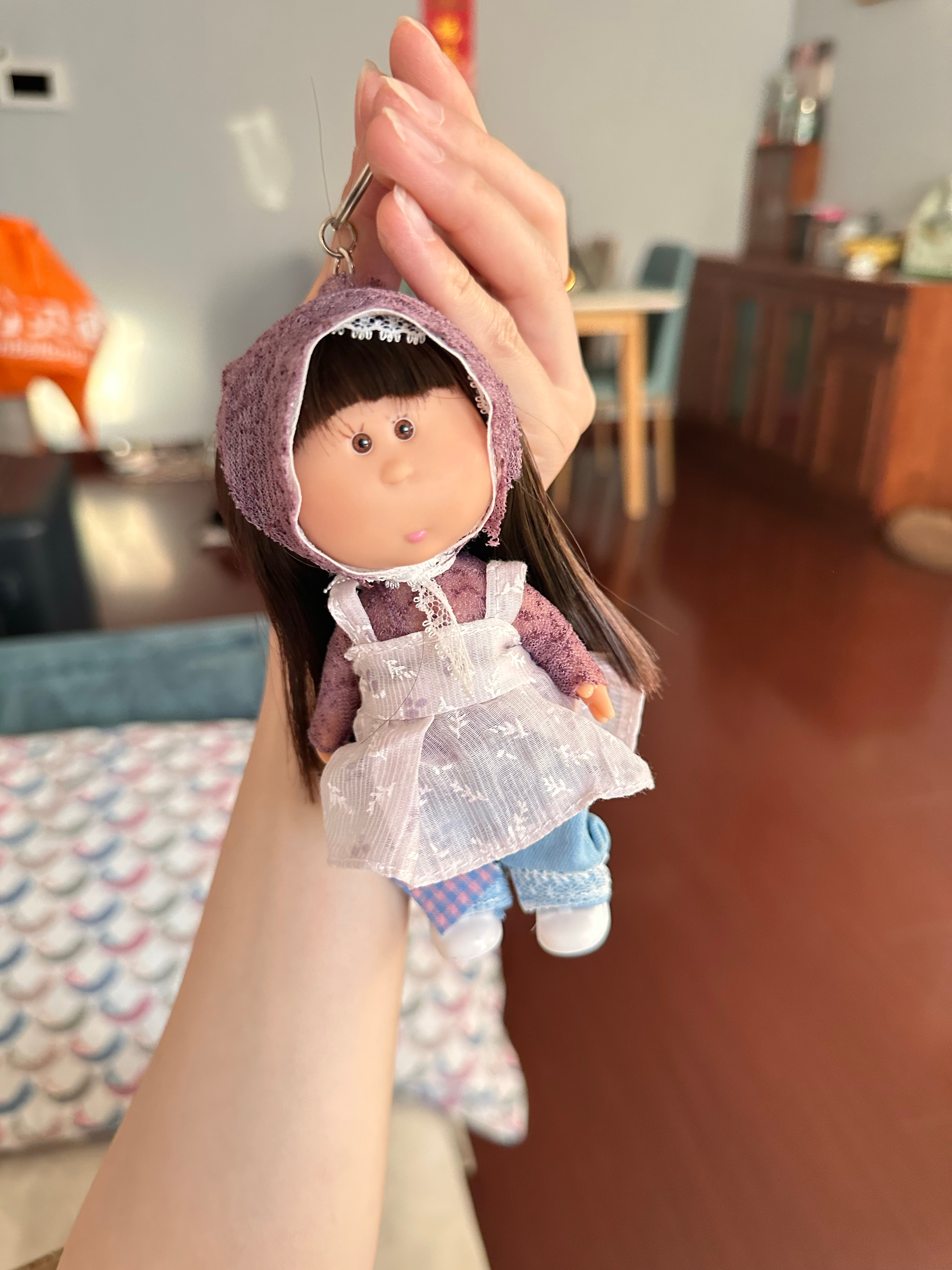 刚还嘴硬说“多大人了还玩娃娃”，结果闺蜜甩来这张图（图2 图3）……行吧，我承认