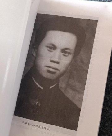 1941年，蒋天然率部驻扎在一个寺庙中，晚上他起夜，却听到住持房中传来女子的娇嗔