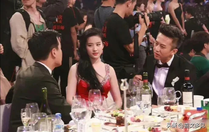邓超和佟大为隔着刘亦菲热聊，刘亦菲一脸无奈。这张照片拍摄于2012年的慈善晚会上