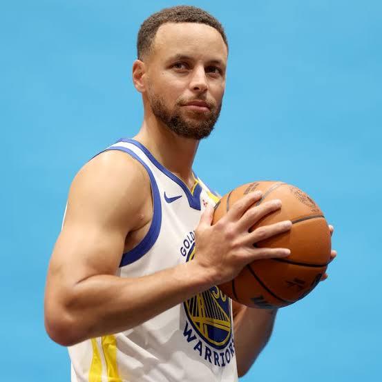 科尔被问及库里（膝伤）是否有复出截止日期时表示：“我们不会让他只为了打附加赛就复