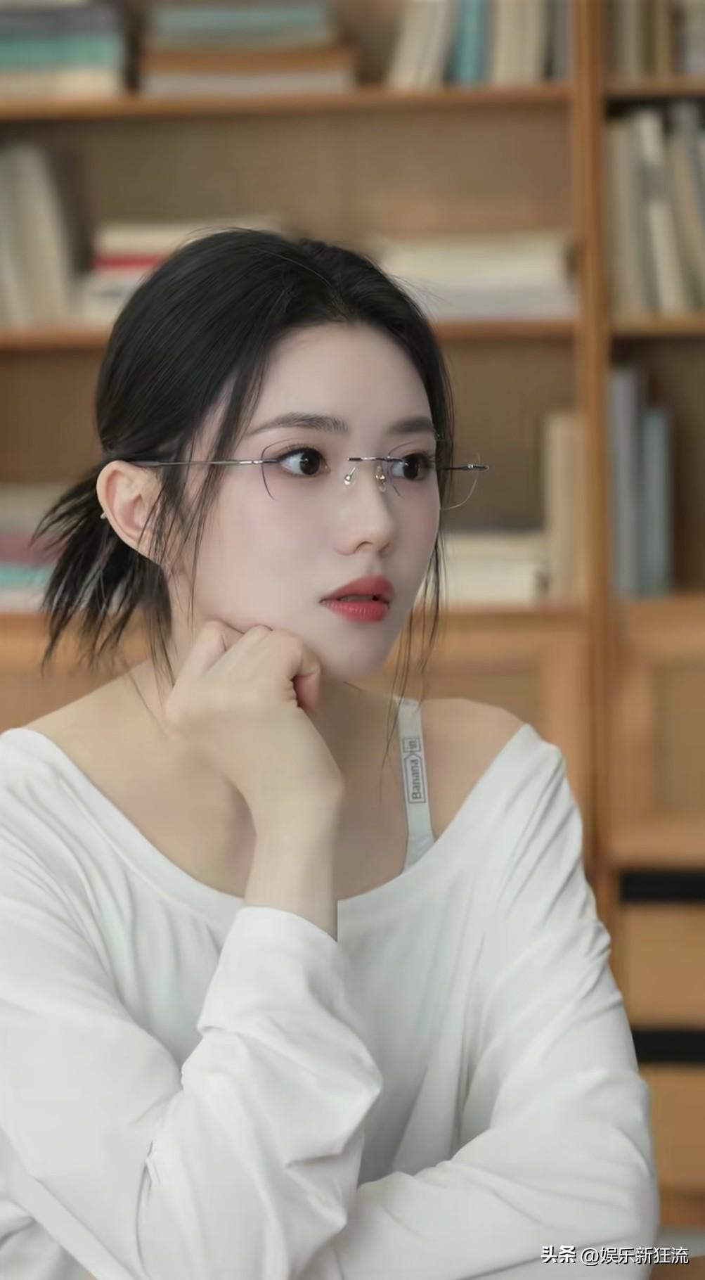 刘浩存太适合戴眼镜了，第一次看到戴眼镜造型的她，高级感爆棚，一股清冷风扑面而来。