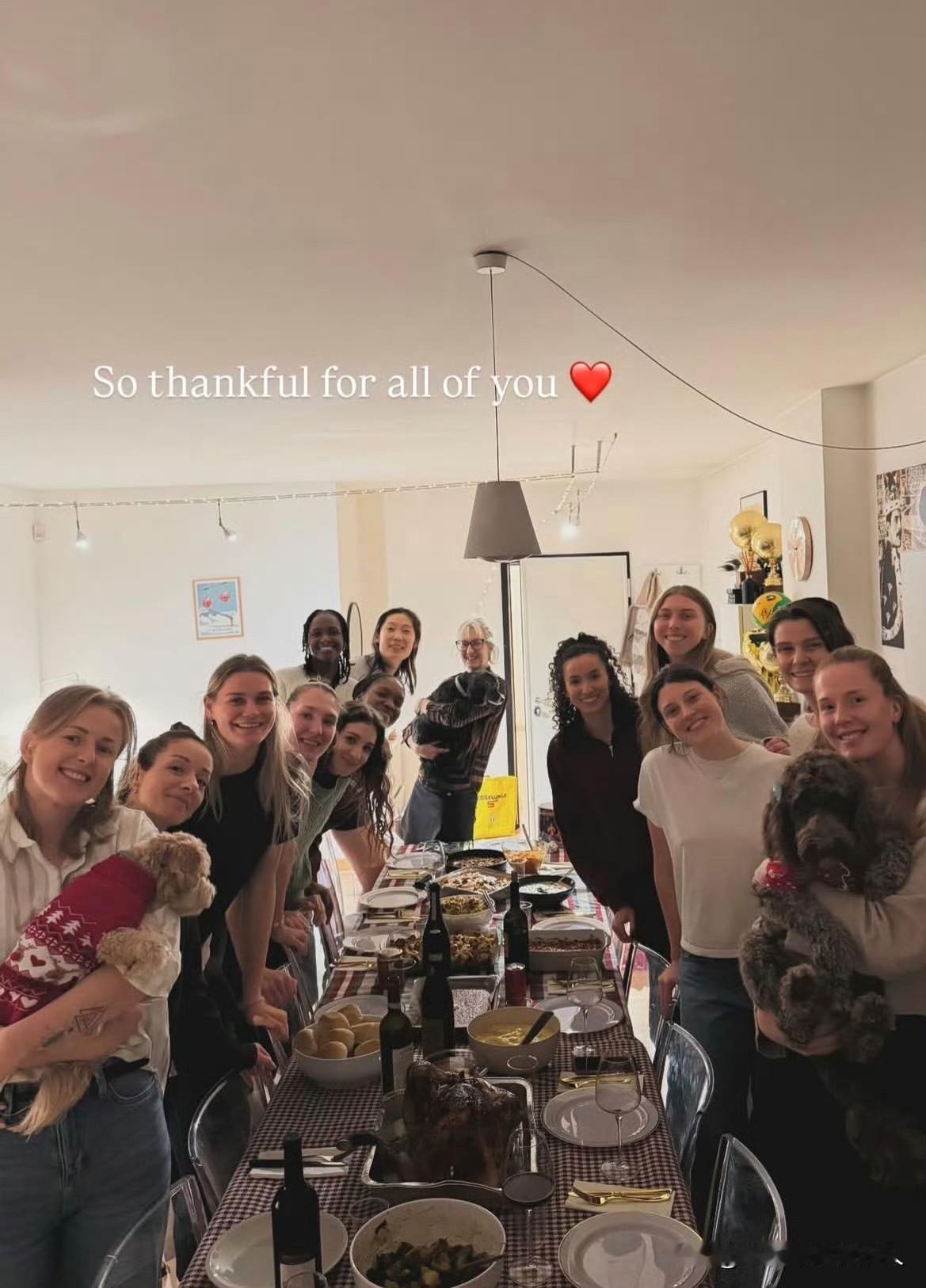 【朱婷和队友聚餐】
💙科内利亚诺团队聚会💛
So thankful for 