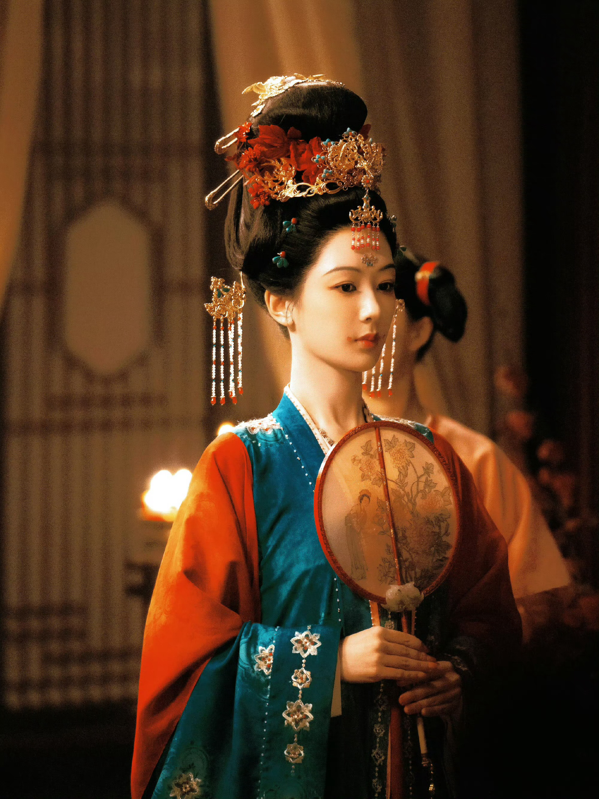 杨紫李现晒何惟芳蒋长扬大婚照 这个妆容是真的太漂亮了，恭喜何惟芳大婚快乐！ 