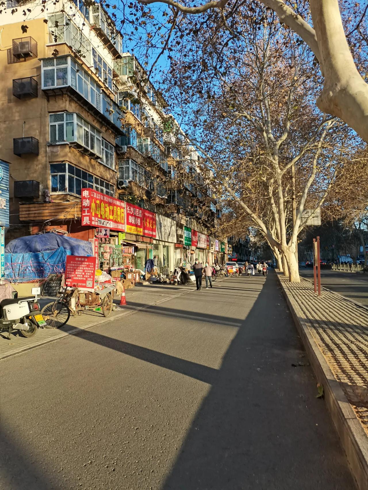 下午下班，忽然发现奇美的街景：金色的阳光洒满大地，树影斜照，行人安逸。充满烟火气