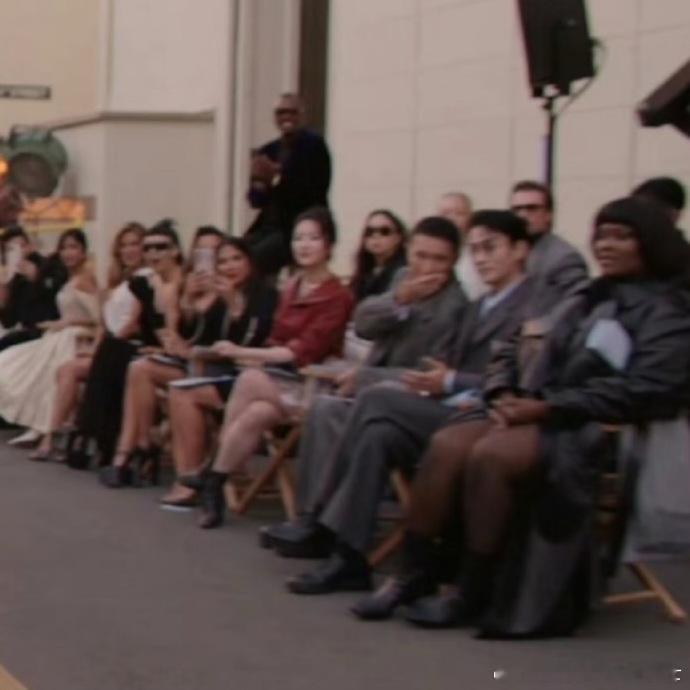 刘亦菲朱一龙刘冲同框看秀刘亦菲朱一龙刘冲看秀同框 26 日 Vogue 盛典名场