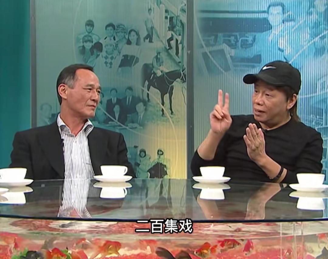 梁小龙年轻的时候有多拼命，
一年拍了200集的戏，
片场累到受不了故意受伤。
在