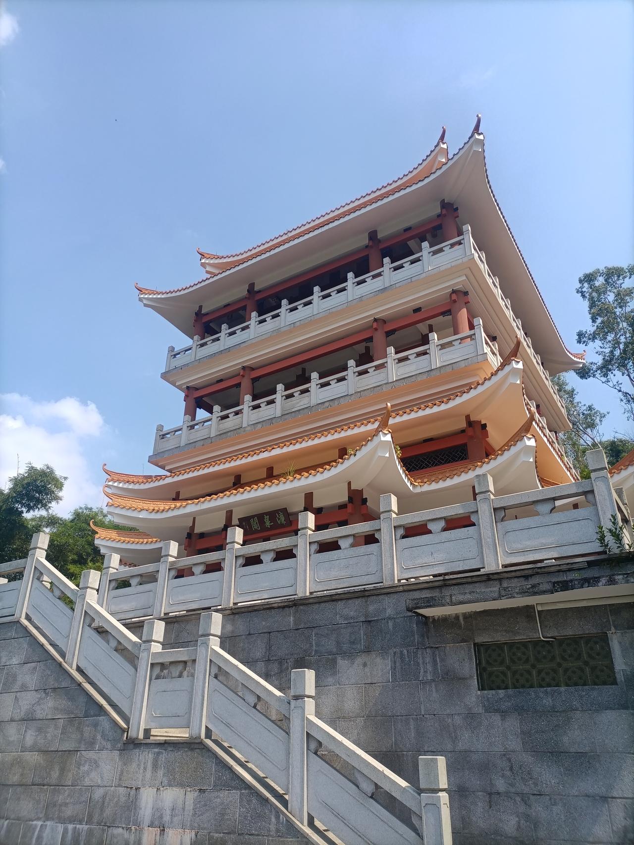今天去东莞南城的水濂山玩，到了山中间，突然看到有一栋美轮美奂的楼阁，而且是新建的