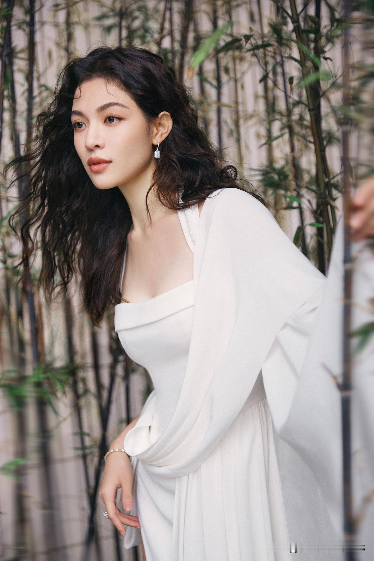 钟楚曦竹影白裙里的舒展与锋芒