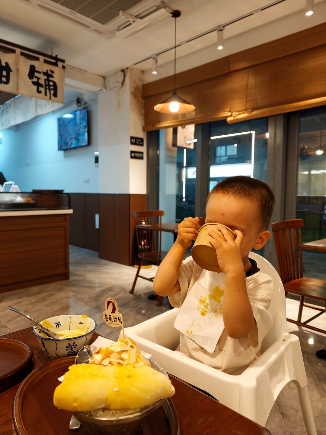 晚上楼下邻居来坐很快他们就回去了我问他妈，要不要一起去吃甜品就一起出来了这小子吃