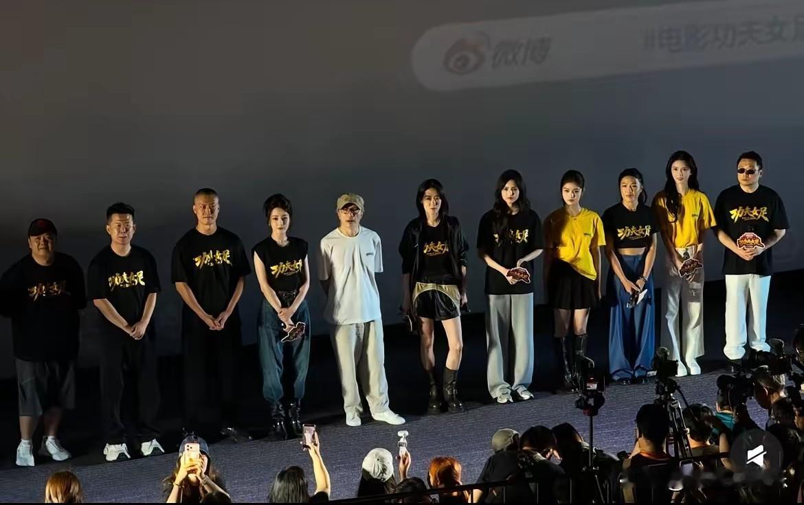 周星驰新电影《功夫女足》都说张小斐是一番，但看电影宣传活动上演员们的站位才发现暗