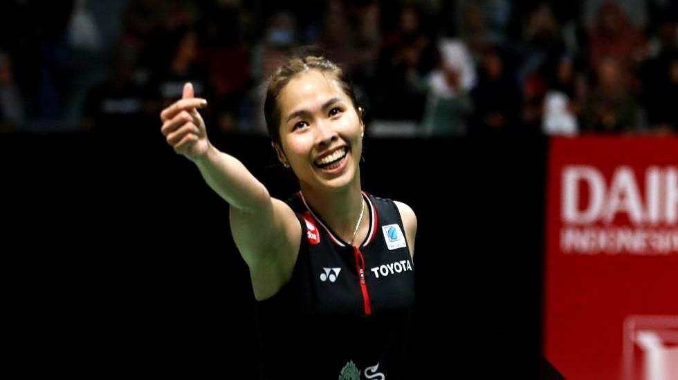 整个赛场，第一届的那些人，都走光了。
就剩她一个。
2010年，她拿下首届冠军的