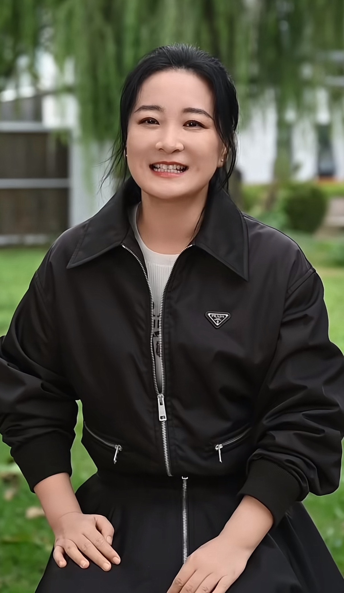 贾玲减肥成功后坚持健身贾玲这套模式撕开一个真相：真正的蜕变从不是一次性大刀阔斧的
