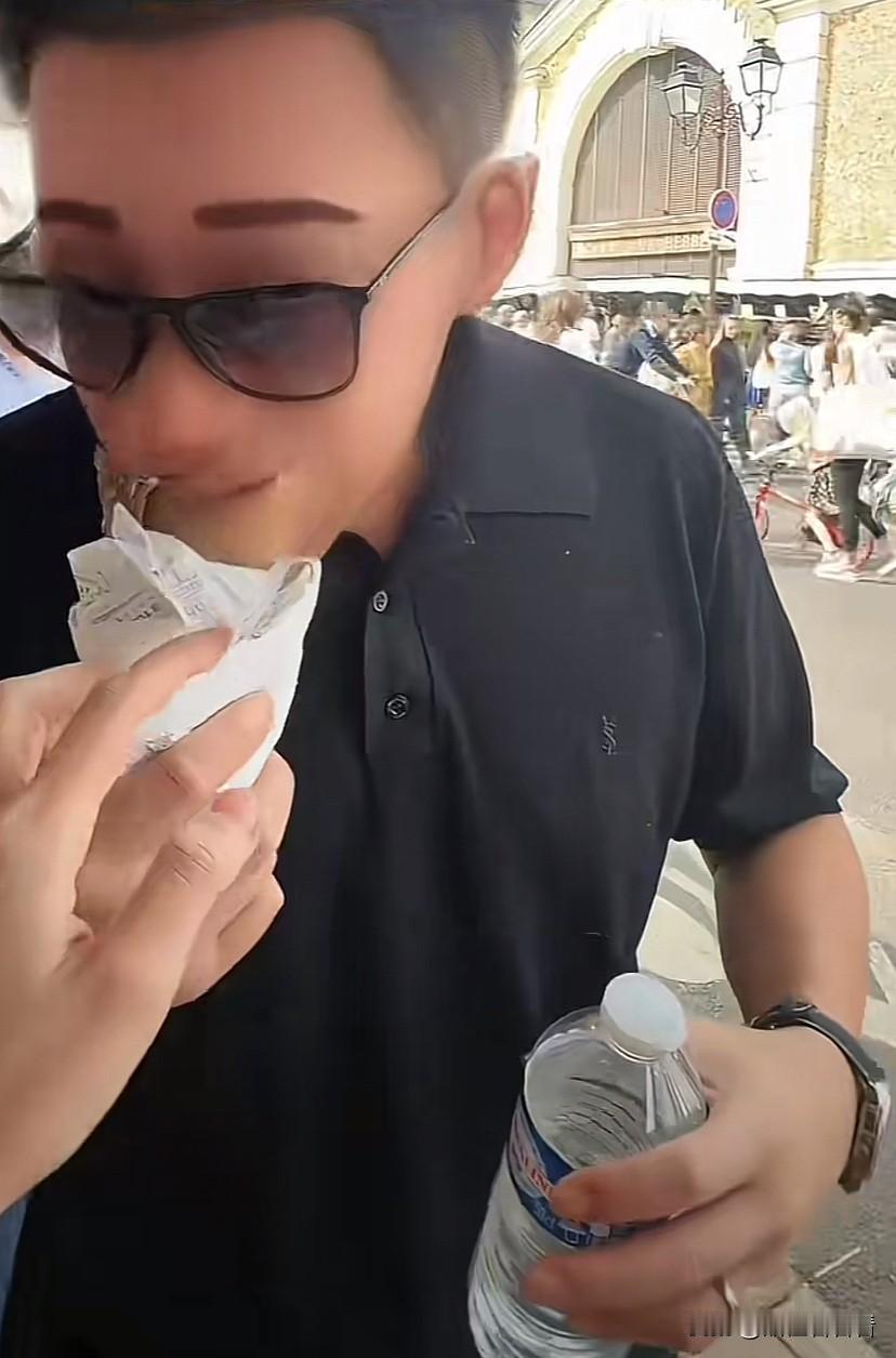 筱梅对老公太好，买了小吃先让老公咬一口，自己才拿过来吃，一点都不嫌弃，这个真的是