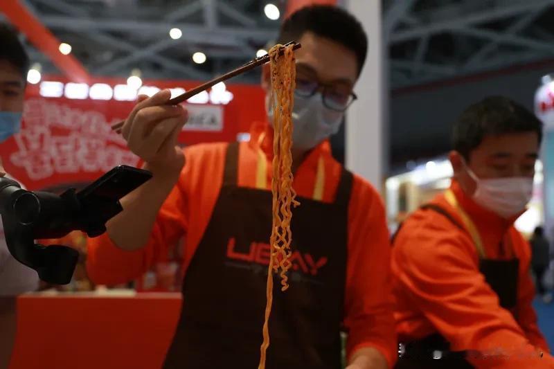 后老师失业后卖火鸡面引发的思考

在当今社会的多元舞台上，职业选择的多样性正日益