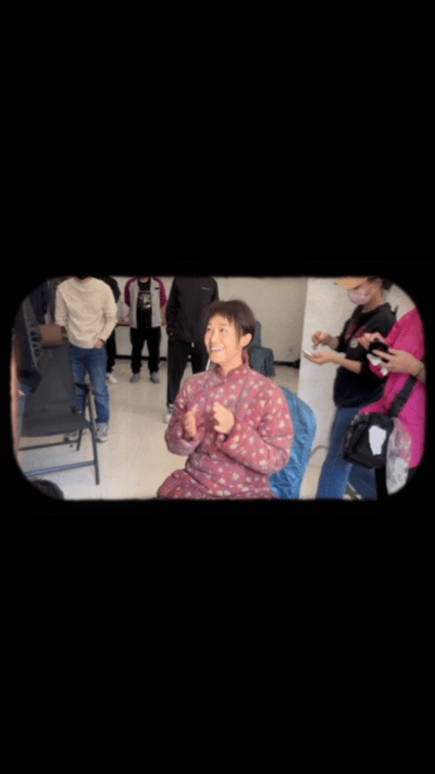 蓝盈莹生万物武装到牙齿了 蓝盈莹为《生万物》的银子真是拼了！全身涂黑+牙齿涂黄，