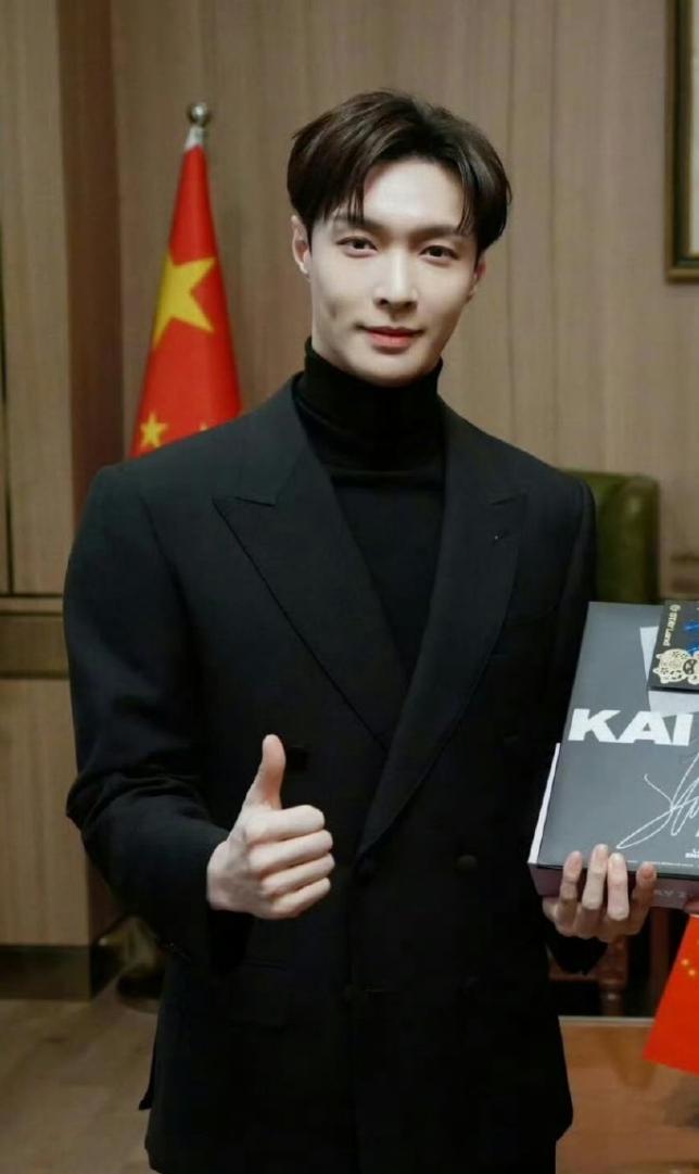 粉丝又给张艺兴拖后腿了
前两天有博主爆料张艺兴因为违反话剧院规定被暂停演出一年的