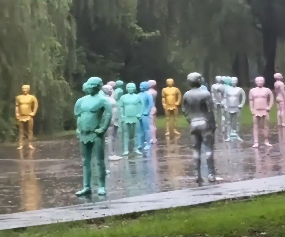 7 月 6 日，有前往上海青浦东方绿舟游玩的游客在线爆料，景区渔人码头旁空地上摆