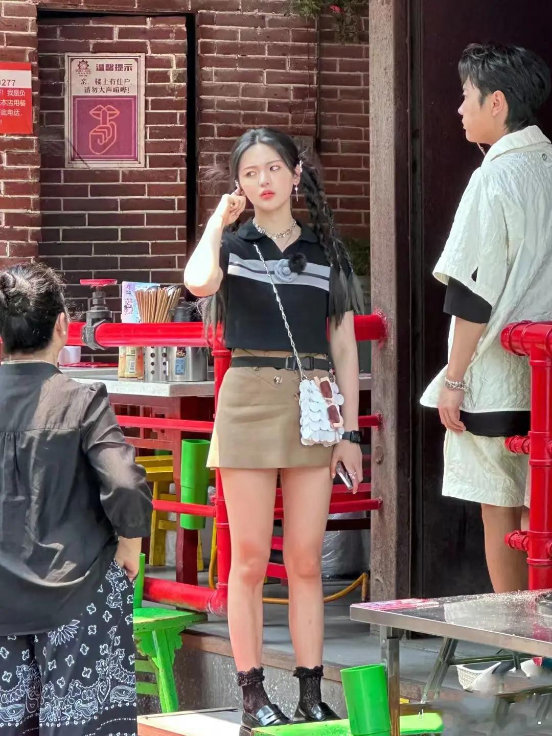 杨超越本人太幻灭了，搞不懂她是怎么红的？个子不高体态还不好，皮肤粗糙油腻，五官长