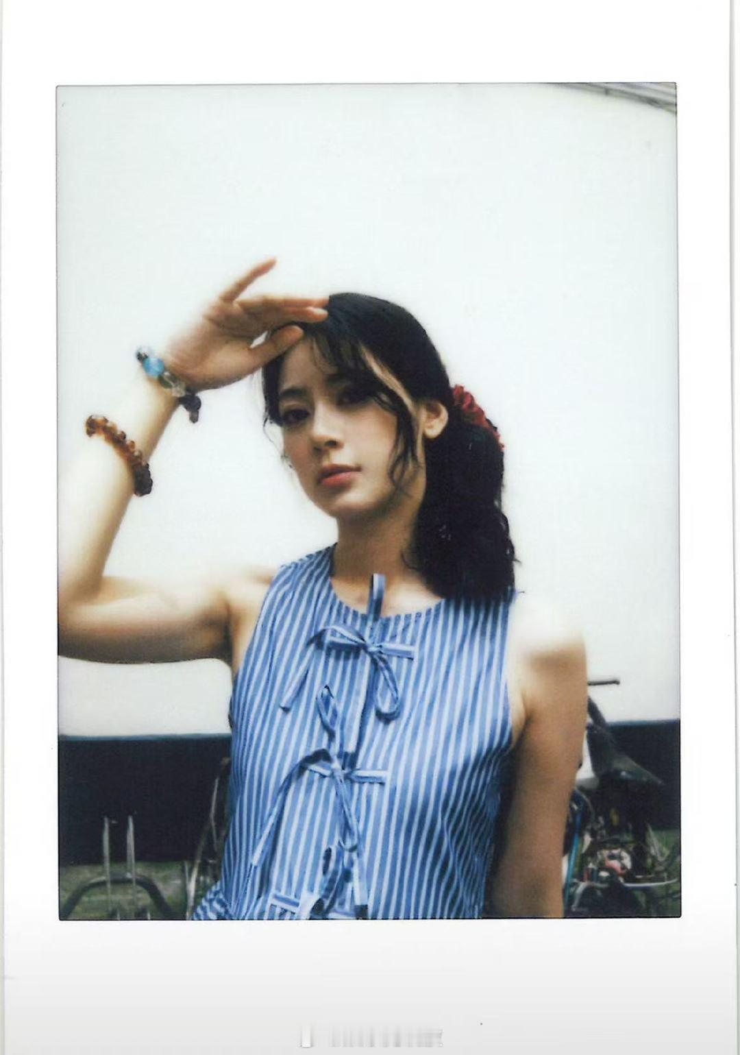 搞笑女的端庄时刻来啦！赵昭仪穿汉服化身古典美人，眉眼含情、气质娴静，反差感直接拉