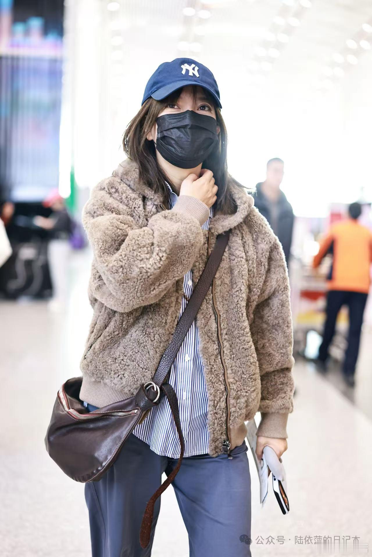 赵薇今日机场look，状态真好