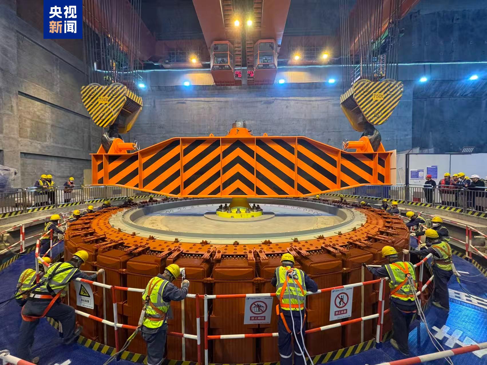 金沙江干流拉哇水电站首台机组转子成功吊装