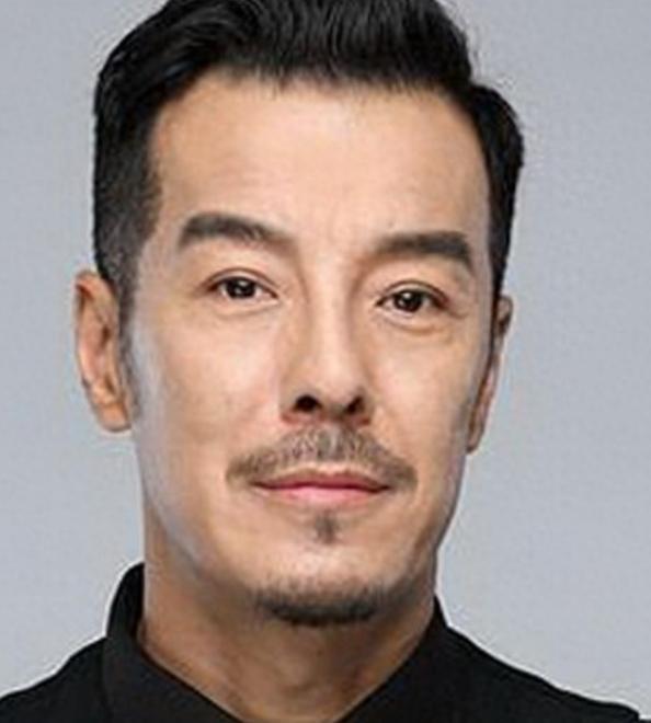 父亲曾任职央视、身处影视行业家庭，他却坚决不当关系户，娶二婚妻子，46 岁才大器