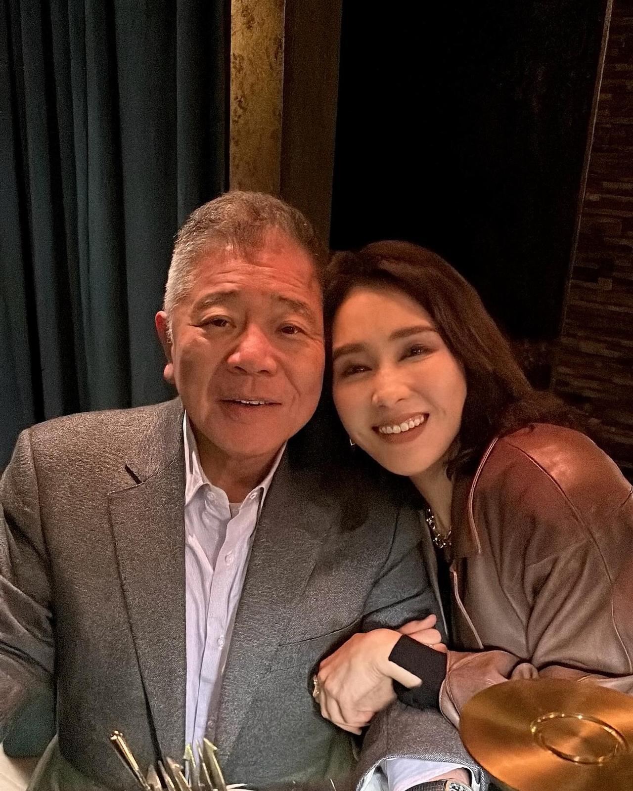 香港著名女星黎姿和老公已经结婚十几年，现在依然很恩爱，看得出老公真的非常疼她
