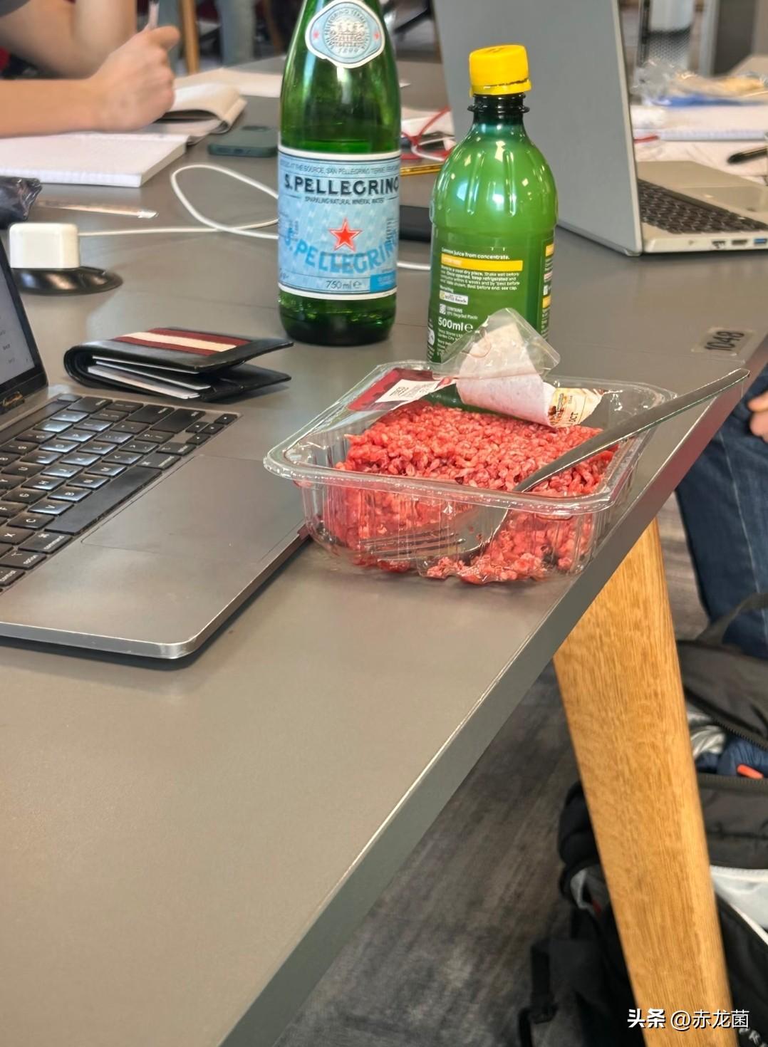 世界广袤，各地饮食习惯大相径庭。有个外国人中午就吃一盒生猪肉，光看着就让人起鸡皮