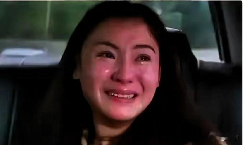 黑色轿车静静停在谢家老宅门前的巷子里，雨下得又细又密。四个小时，车窗紧闭，人没下