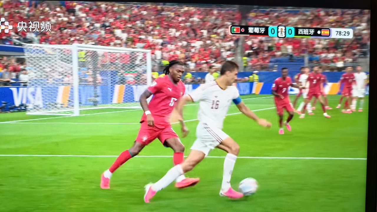 葡萄牙0-1输了，也是罗哥最后一次世界杯之旅。上半场双方踢得保守，最后的两个头球
